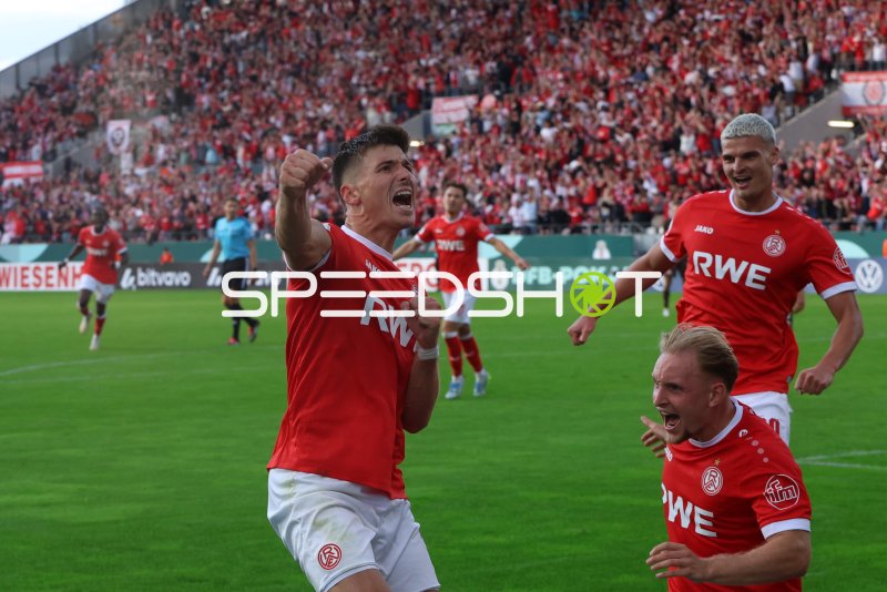 Semir Telalović (#17; Rot-Weiss Essen) jubelt mit Teamkollegen im DFB-Pokal
