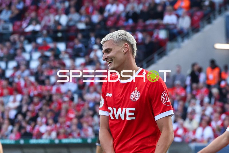 Marek Janssen (Rot-Weiss Essen) lacht im Stadion an der Hafenstraße