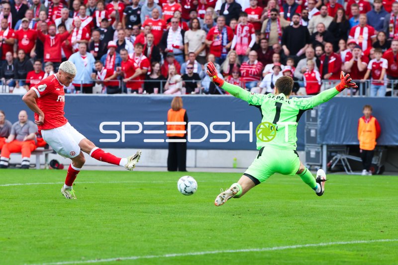 Torschuss gegen FC St. Pauli-Torwart Voll (#1) im Stadion an der Hafenstraße