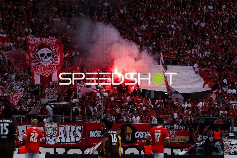 Pyrotechnik in der Nordkurve beim Spiel Rot-Weiss Essen gegen FC St. Pauli