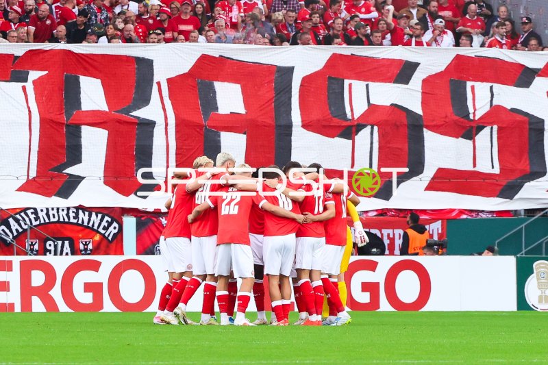 Rot-Weiss Essen beim Mannschaftskreis vor dem Spiel im Stadion an der Hafenstraße