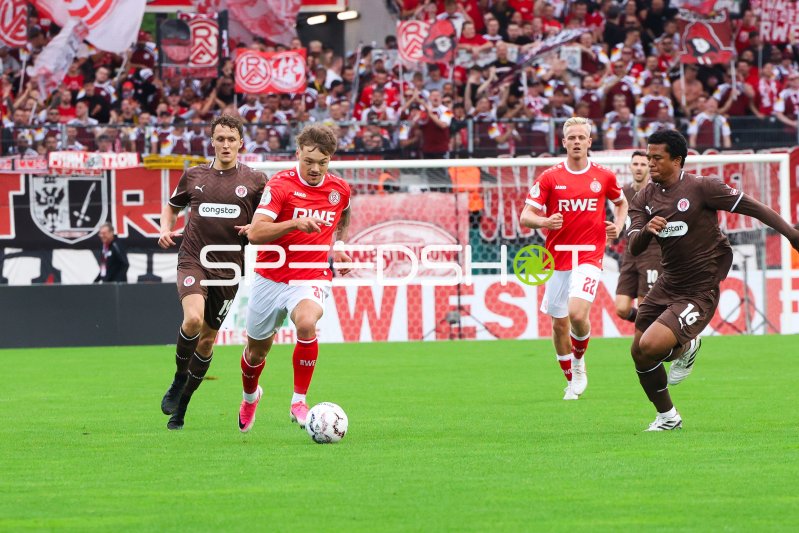Jannik Hofmann (Rot-Weiss Essen) im Dribbling gegen FC St. Pauli