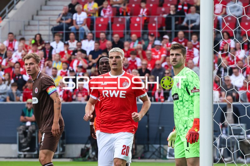Marek Janssen (#20; Rot-Weiss Essen) vor dem Tor im Fokus