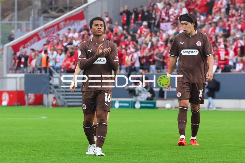 Joel Chima Fujita (#16; FC St. Pauli) applaudiert nach Aktion in Essen