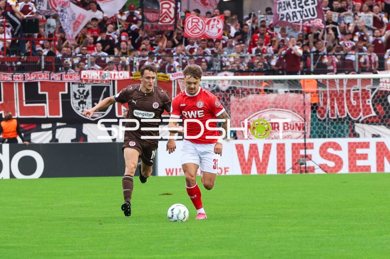 Jannik Hofmann (#37; Rot-Weiss Essen) im Zweikampf mit Martijn Kaars