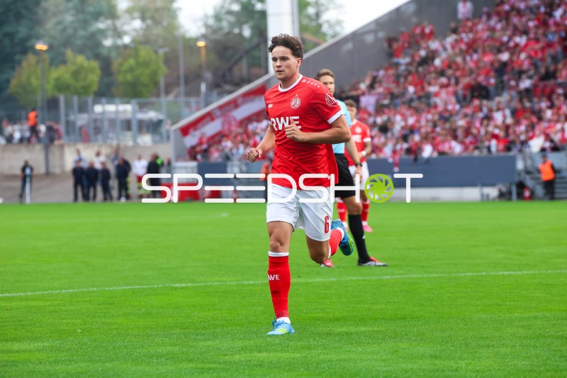 Max Geschwill (#6; Rot-Weiss Essen) läuft ins Spiel