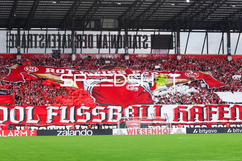 Rot-Weiss Essen Fans mit imposanter Choreografie im Stadion an der Hafenstraße