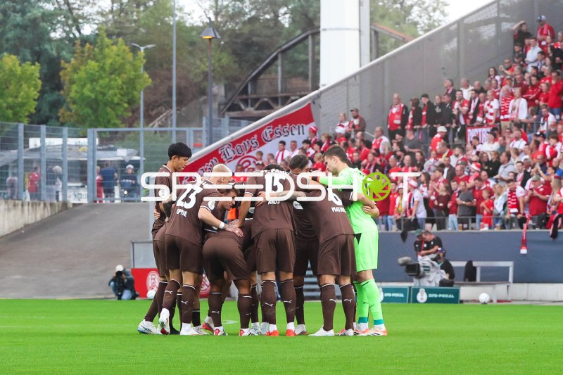FC St. Pauli Mannschaftskreis vor dem DFB-Pokal-Spiel in Essen