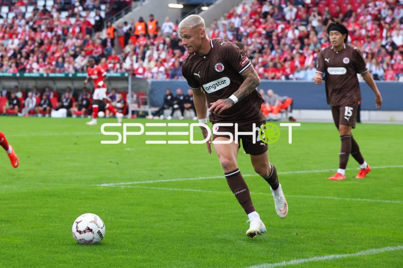 Louis Oppie (#23; FC St. Pauli) am Ball im Stadion an der Hafenstraße