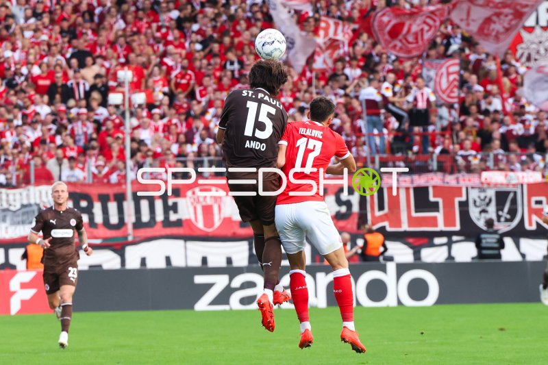 Semir Telalović (#17; Rot-Weiss Essen) im Kopfballduell gegen FC St. Pauli