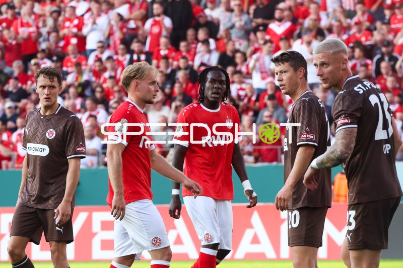 Franci Bouebari (#19; Rot-Weiss Essen) und Louis Oppie im Zweikampf