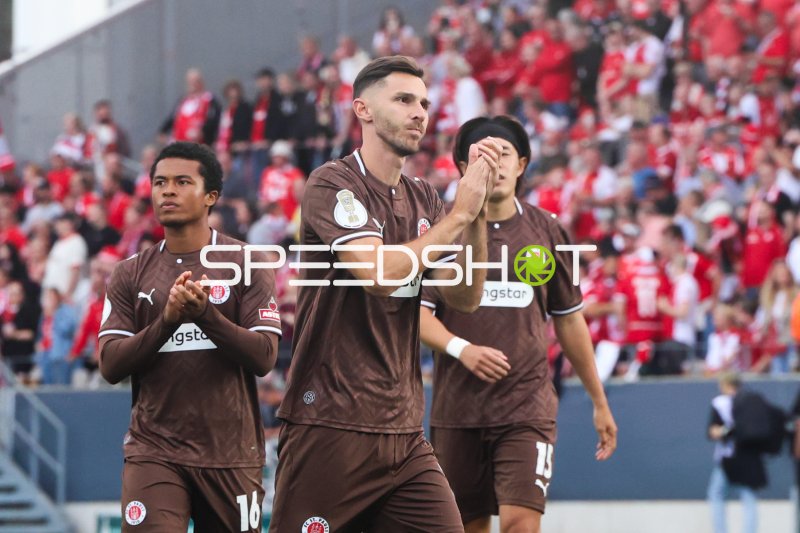 Branimir Hrgota (#10; FC St. Pauli) applaudiert den Fans in Essen
