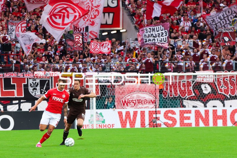 Jannik Hofmann (#37; Rot-Weiss Essen) im Zweikampf gegen Martijn Kaars