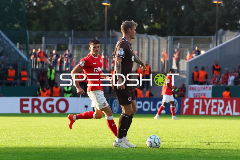 Semir Telalović (Rot-Weiss Essen) im Zweikampf gegen FC St. Pauli