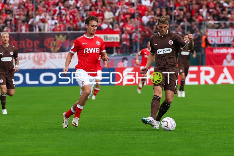 Marvin Obuz (Rot-Weiss Essen) im Zweikampf mit Marcus Mathisen (FC St. Pauli)
