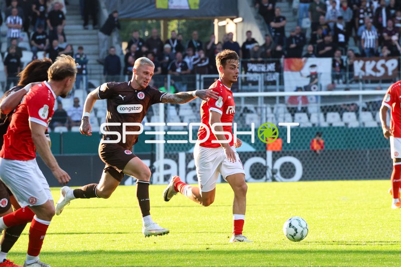 Louis Oppie und Marvin Obuz (#10; Rot-Weiss Essen) im Zweikampf