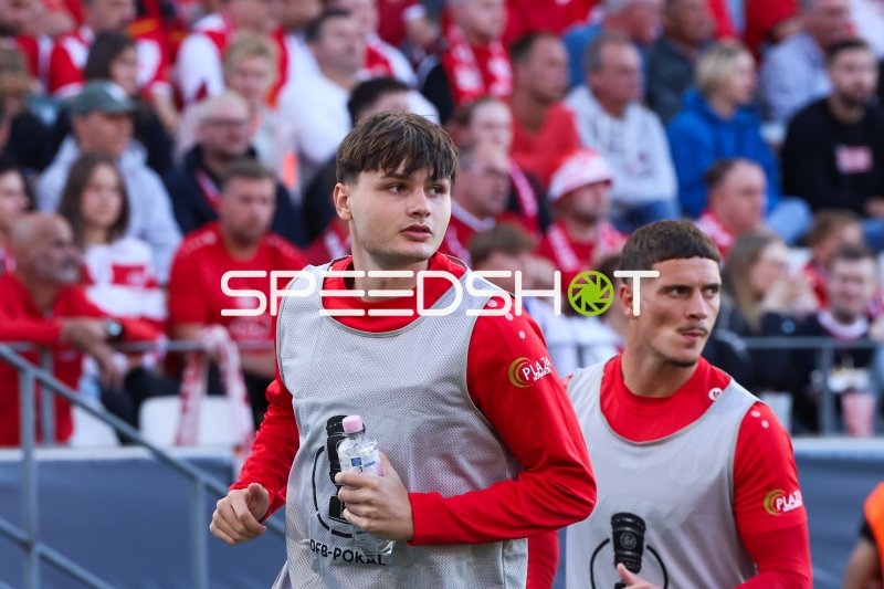 Jaka Cuber Potocnik (#9; Rot-Weiss Essen) beim Aufwärmen vor dem DFB-Pokal