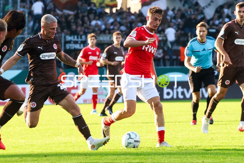 Marvin Obuz (Rot-Weiss Essen) im Zweikampf gegen Louis Oppie (FC St. Pauli)