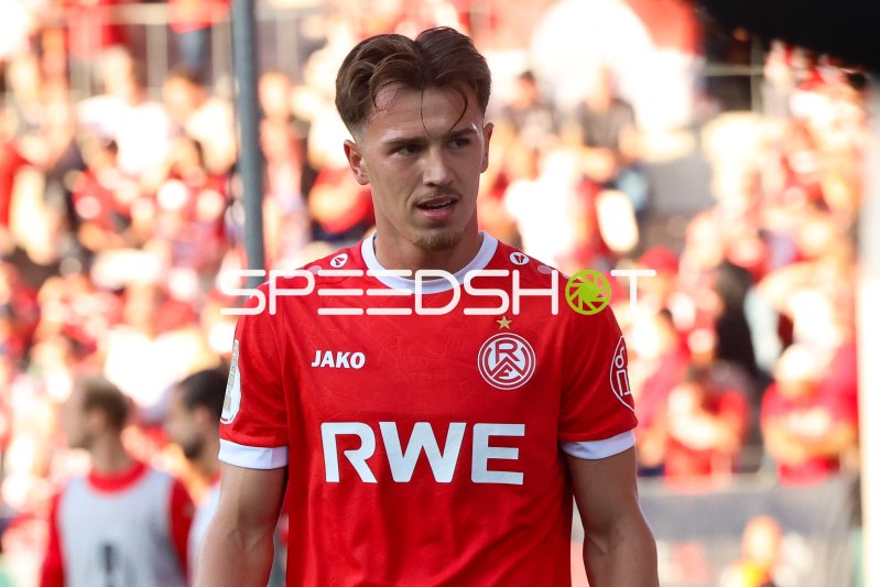 Noah Pesch (Rot-Weiss Essen) im Fokus vor vollem Stadion