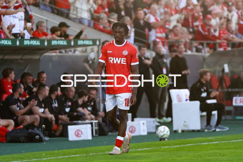 Dickson Abiama (#18; Rot-Weiss Essen) läuft mit Ball im DFB-Pokal
