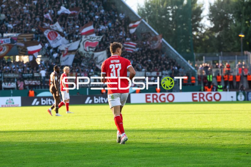 Jannik Hofmann (#37; Rot-Weiss Essen) läuft ins Spielfeld