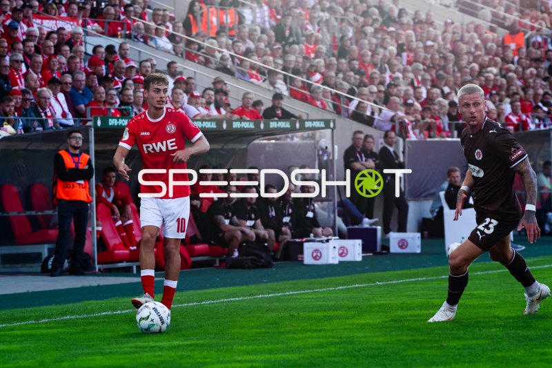 Marvin Obuz (#10; Rot-Weiss Essen) am Ball gegen FC St. Pauli