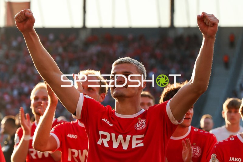 Marek Janssen (#20; Rot-Weiss Essen) jubelt mit erhobenen Fäusten