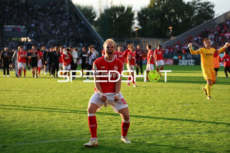 Ben Hüning (#15; Rot-Weiss Essen) jubelt ausgelassen nach Spielende