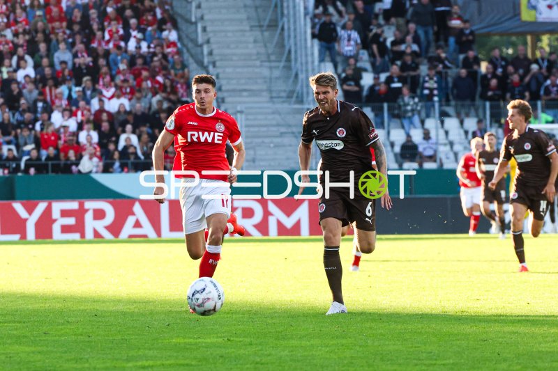 Semir Telalović (#17; Rot-Weiss Essen) im Laufduell mit Marcus Mathisen