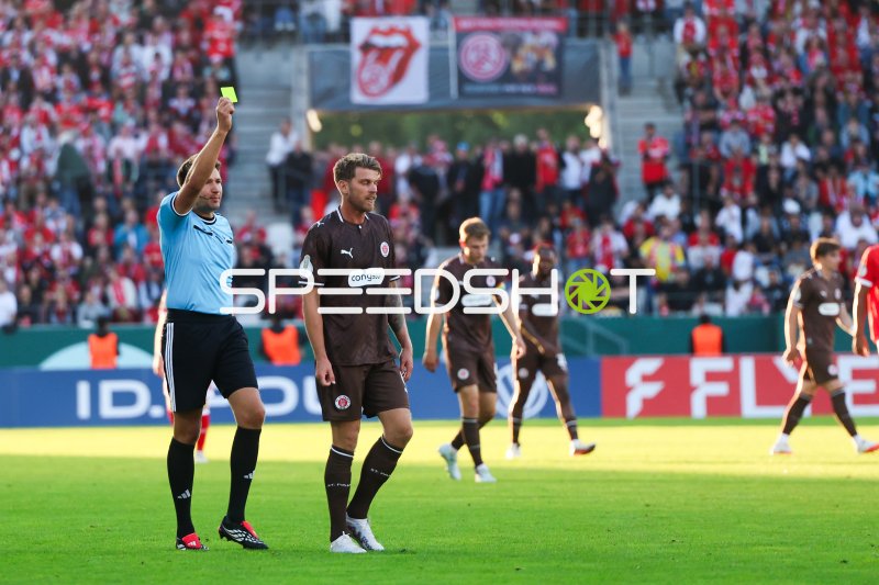 Marcus Mathisen (FC St. Pauli) sieht Gelbe Karte im DFB-Pokal