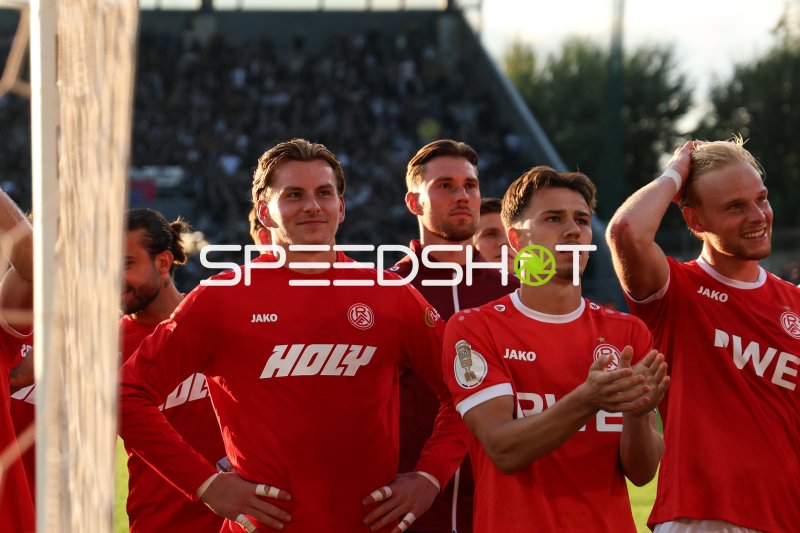 Felix Wienand, Noah Pesch und Ben Hüning von Rot-Weiss Essen nach dem Spiel