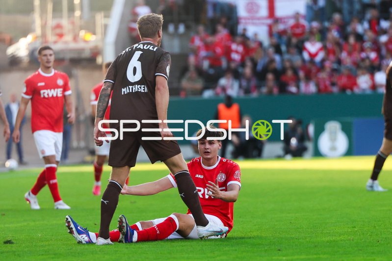 Jaka Cuber Potocnik (#9; Rot-Weiss Essen) am Boden nach Zweikampf