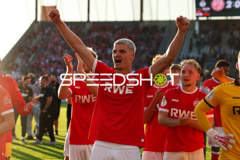Marek Janssen und Tony Menzel feiern mit Rot-Weiss Essen
