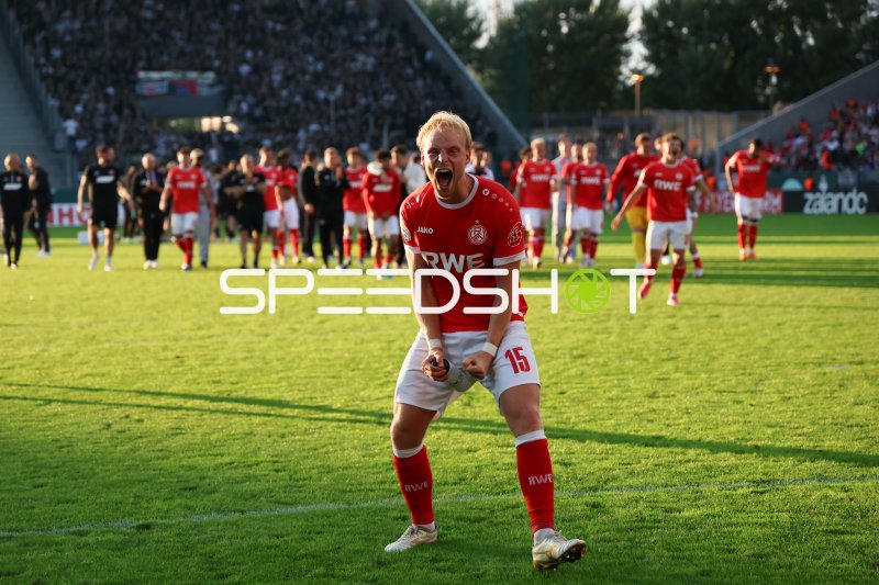 Ben Hüning (#15; Rot-Weiss Essen) jubelt ausgelassen nach dem Sieg