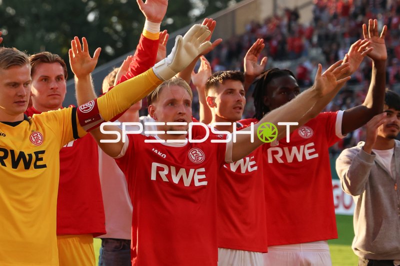 Rot-Weiss Essen feiert mit Fans – Tony Menzel, Felix Wienand und Semir Telalović jubeln