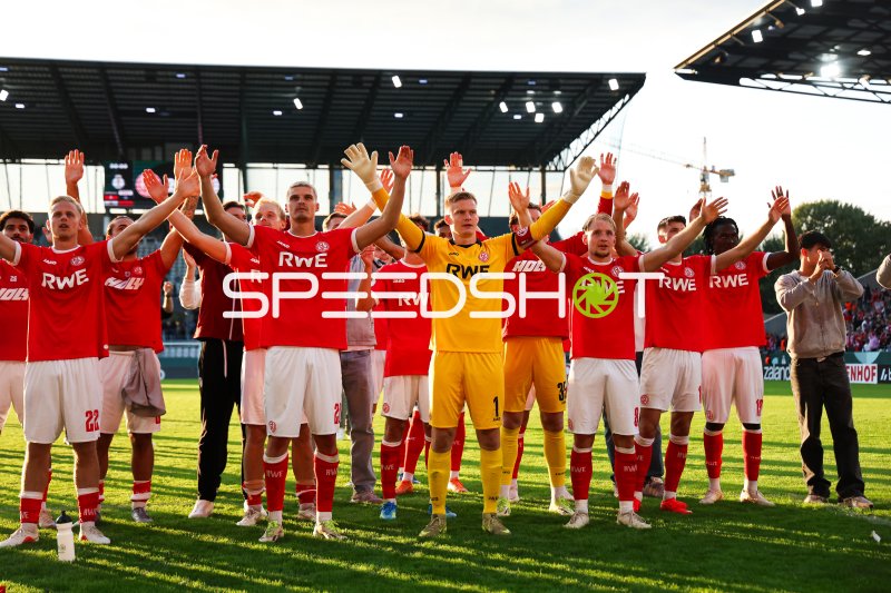 Jakob Golz (#1; Rot-Weiss Essen) und Mannschaft feiern mit den Fans