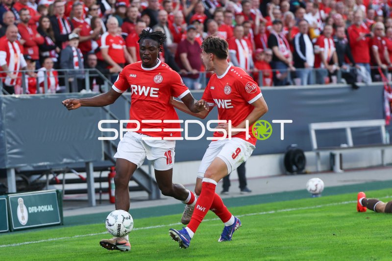 Dickson Abiama (#18; Rot-Weiss Essen) und Jaka Cuber Potocnik (#9; Rot-Weiss Essen) im Spielzug