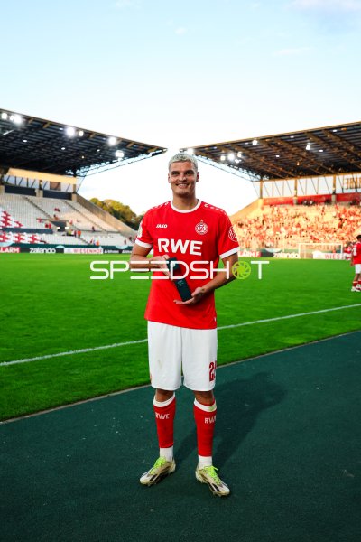 Marek Janssen (#20; Rot-Weiss Essen) mit Auszeichnung im Stadion an der Hafenstraße
