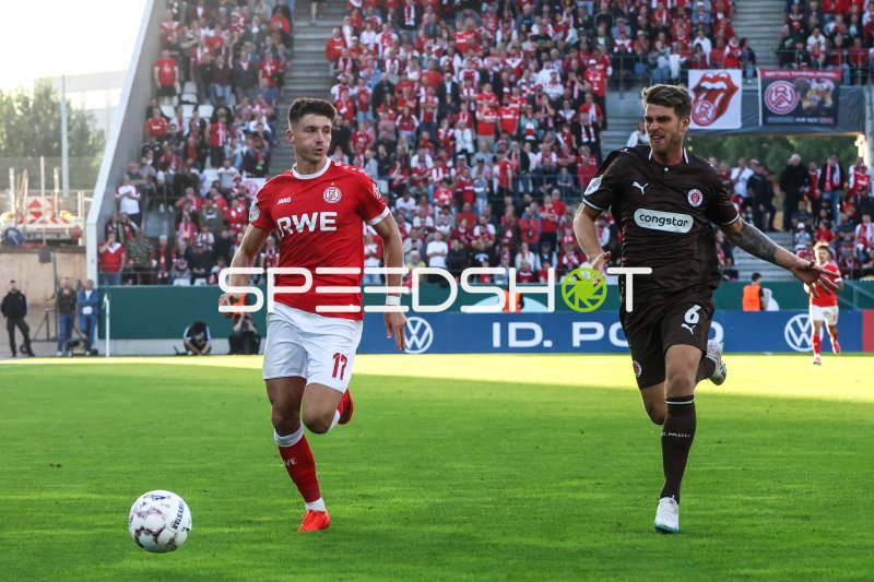 Semir Telalović (#17; Rot-Weiss Essen) und Marcus Mathisen (#6; FC St. Pauli) im Zweikampf