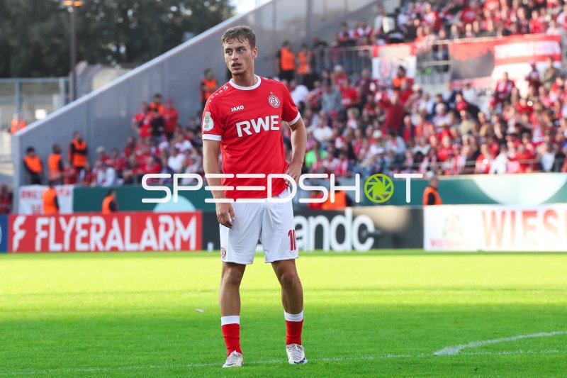 Marvin Obuz (#10; Rot-Weiss Essen) beobachtet das Spielgeschehen