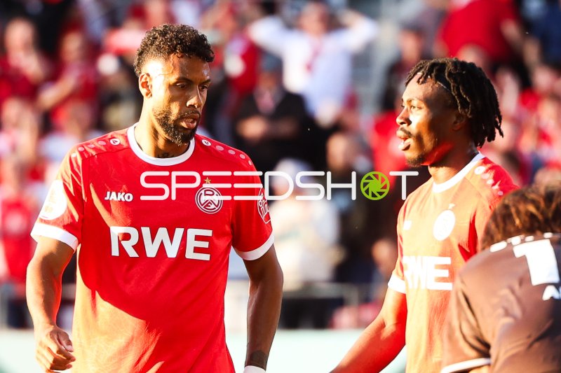 Ruben Reisig (Rot-Weiss Essen) im Gespräch mit Mitspieler