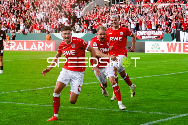 Semir Telalović (#17; Rot-Weiss Essen) jubelt mit Tony Menzel und Marek Janssen