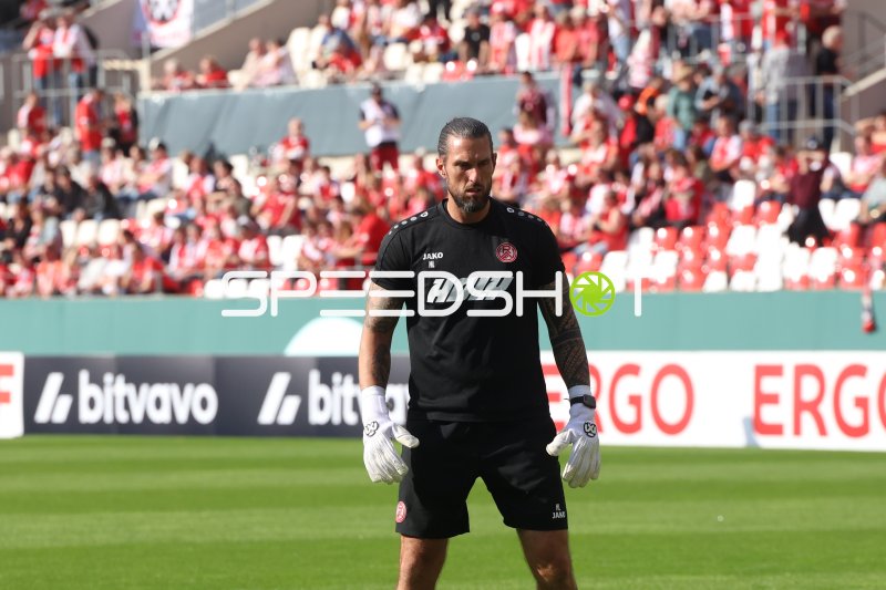 Manuel Lenz von Rot-Weiss Essen beim Aufwärmen im Stadion an der Hafenstraße