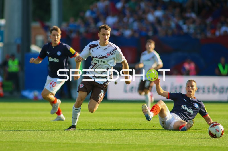 Martijn Kaars (#19; FC St. Pauli) setzt sich gegen Holstein Kiel durch
