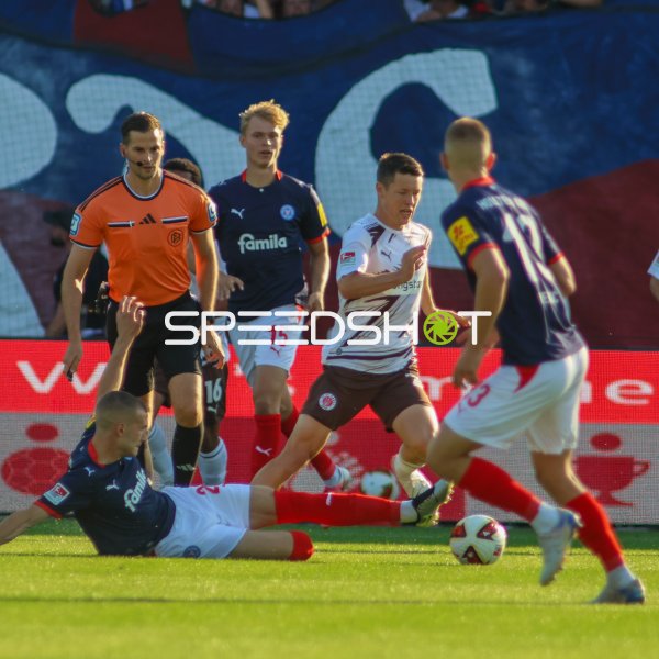Mathias Rasmussen (#20; FC St. Pauli) im Zweikampf gegen KSV Holstein Kiel