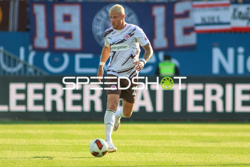Louis Oppie (FC St. Pauli) am Ball im Holstein-Stadion