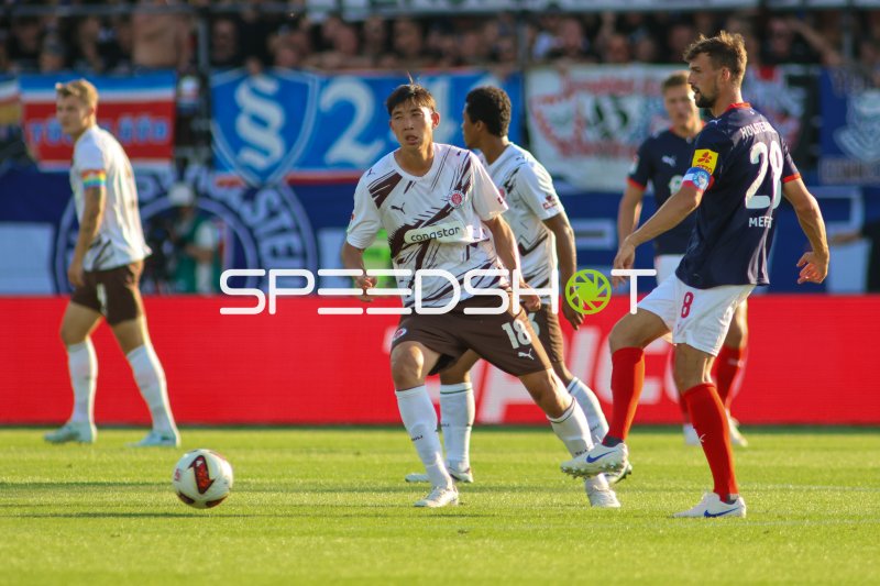 Taichi Hara (#18; FC St. Pauli) im Zweikampf gegen Jonas Meffert (#28; KSV Holstein Kiel)