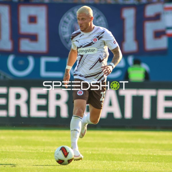 Louis Oppie (#23; FC St. Pauli) am Ball im Holstein-Stadion