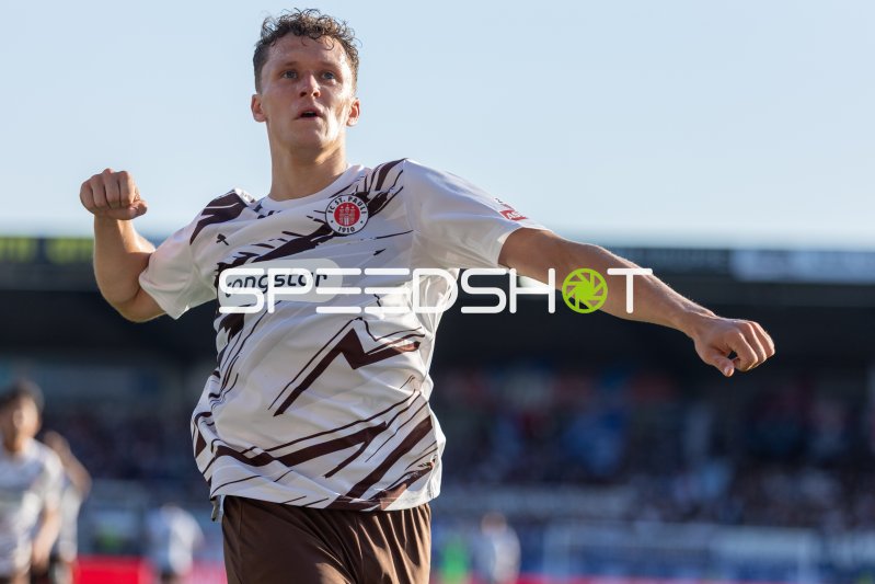 Martijn Kaars (FC St. Pauli) bejubelt seinen Treffer im Holstein-Stadion