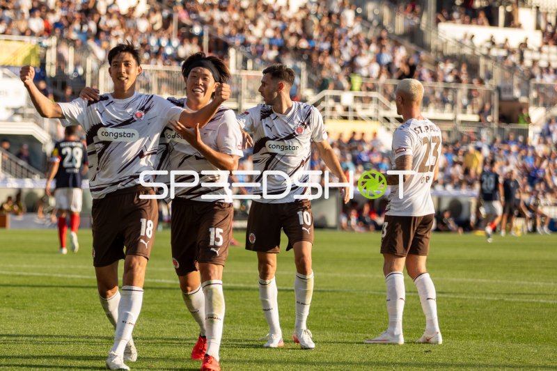 Taichi Hara (#18; FC St. Pauli) jubelt mit Tomoya Ando (#15; FC St. Pauli) nach Torerfolg